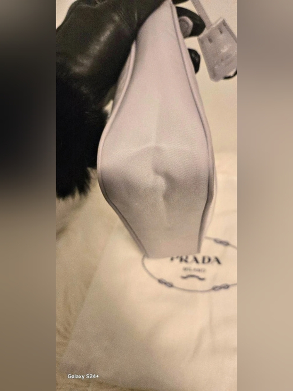 Authentic Prada Re-Edition 2000 👜 - Picture 4 of 12